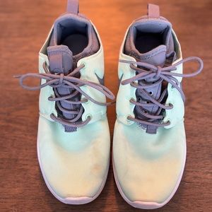 Mont Green Nike Women’s Sneakers (size 8)